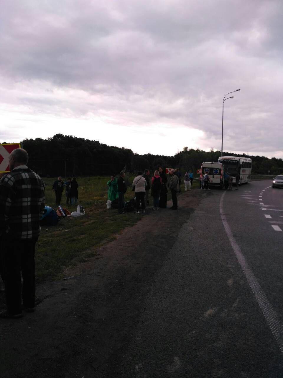 На Рівненщині перекинувся автобус із 53 пасажирами: фото ДТП