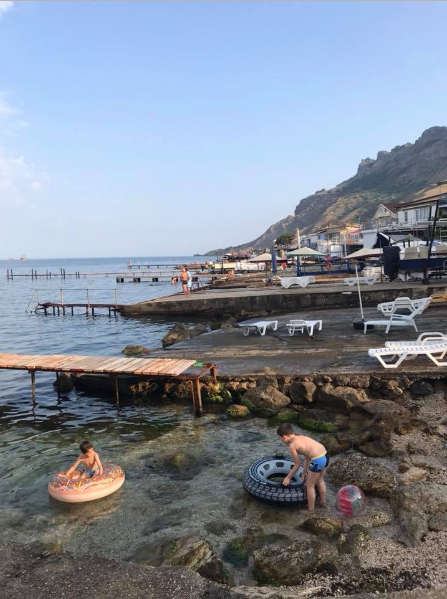 Отдых возле канализации: появились фото известного курорта в Крыму