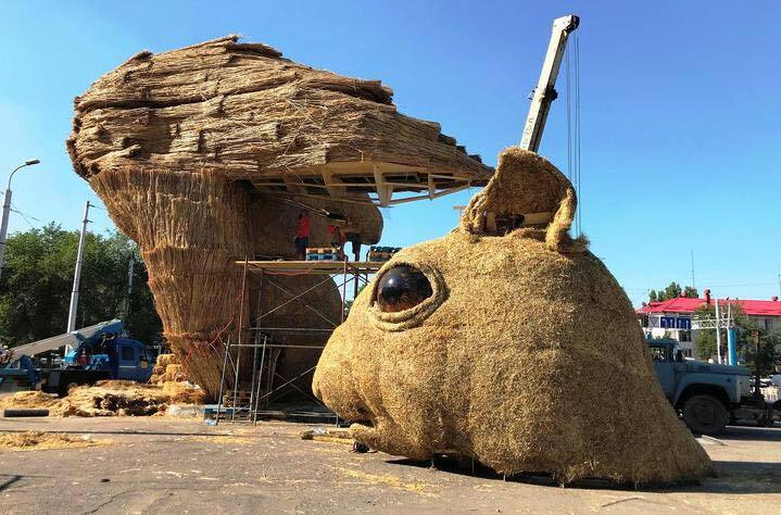 "Круто в своєму божевіллі": в Казахстані з'явилася білка розміром з будинок. Фотофакт