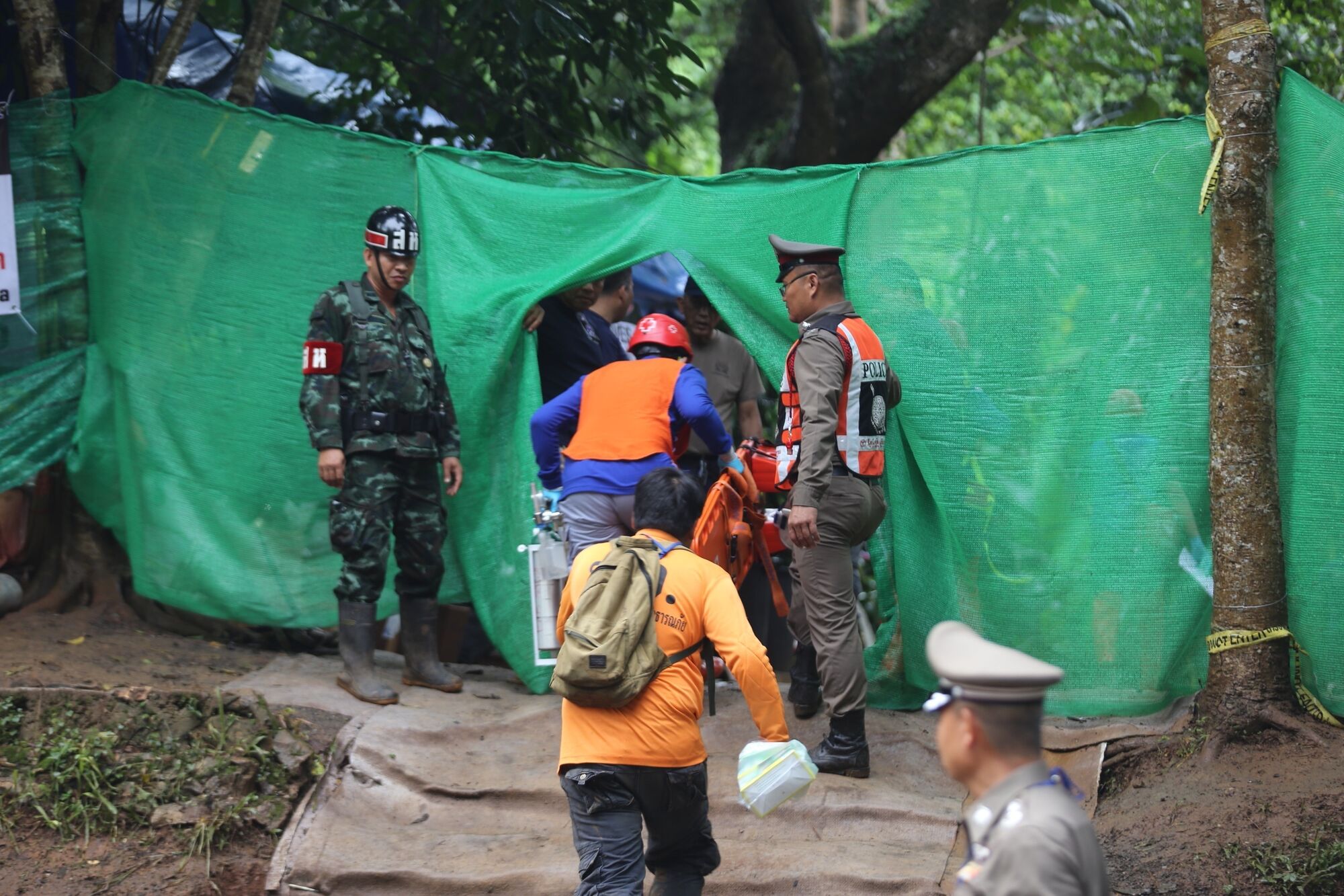 В Таїланді із затопленої печери звільнили всіх дітей: як це було