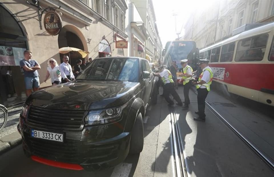 Український "герой парковки" на Range Rover влаштував трамвайний колапс у Празі. Фотофакт