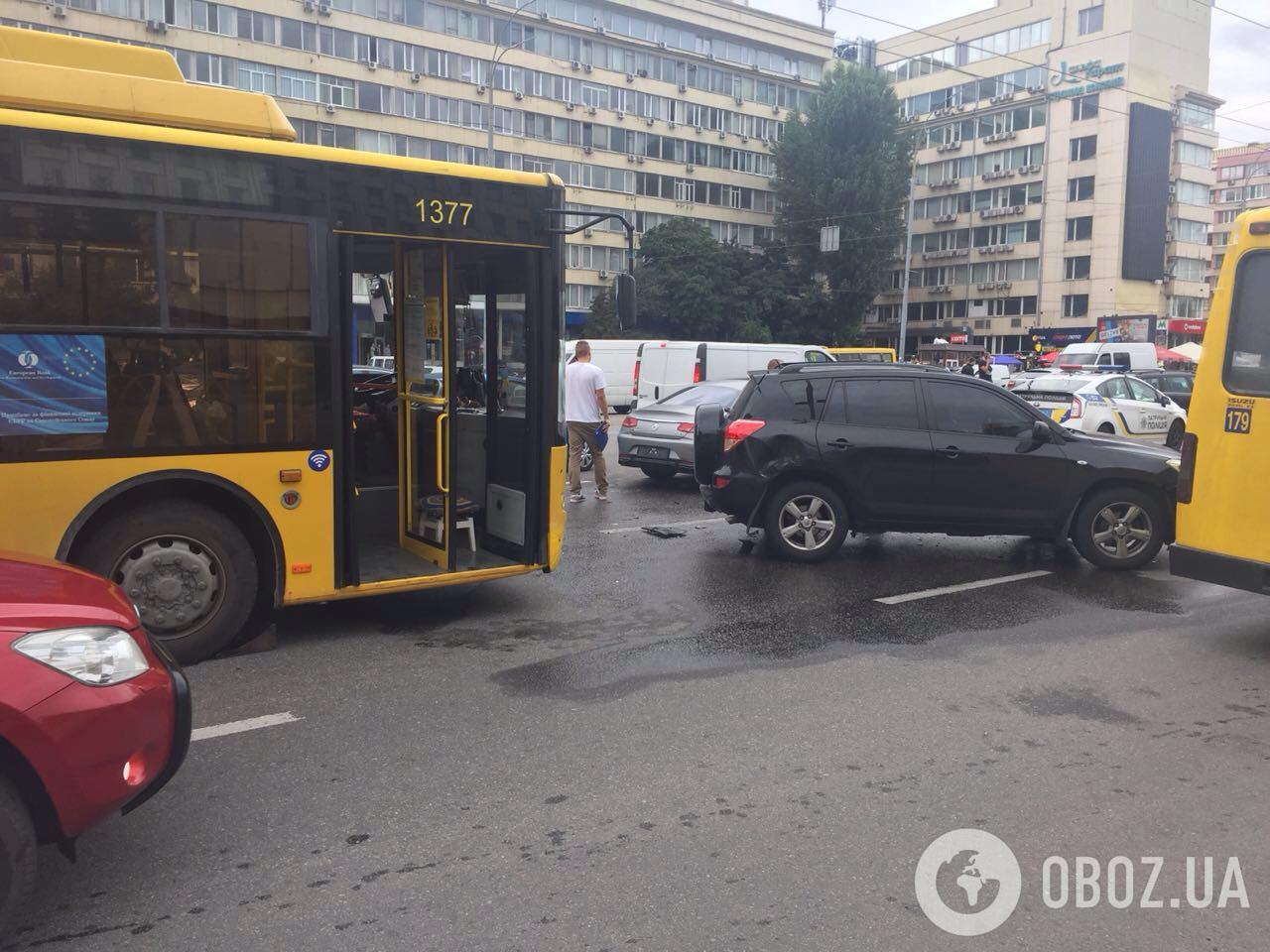 Мажори зняли номери: в Києві сталася ДТП з Mercedes