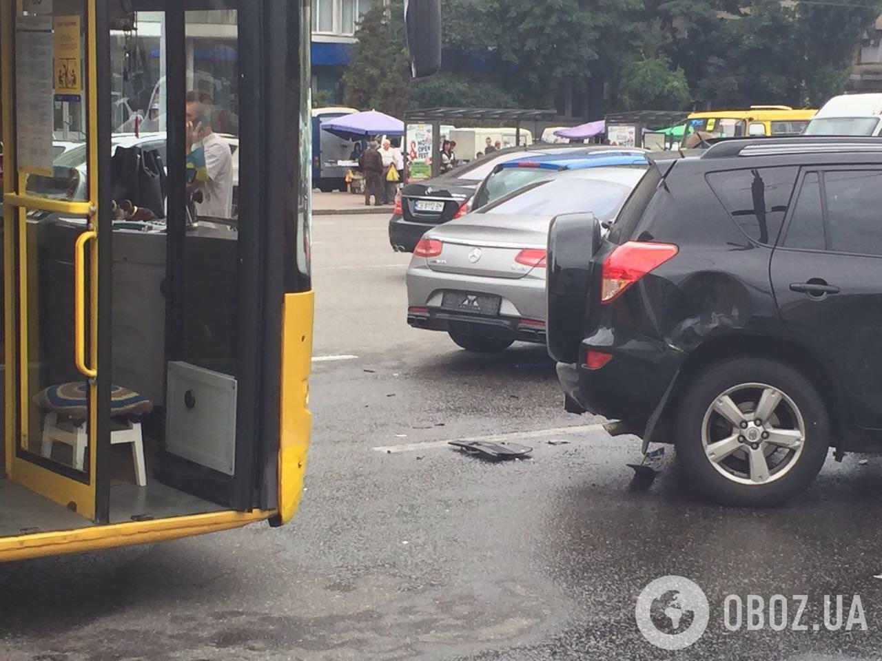 Мажори зняли номери: в Києві сталася ДТП з Mercedes