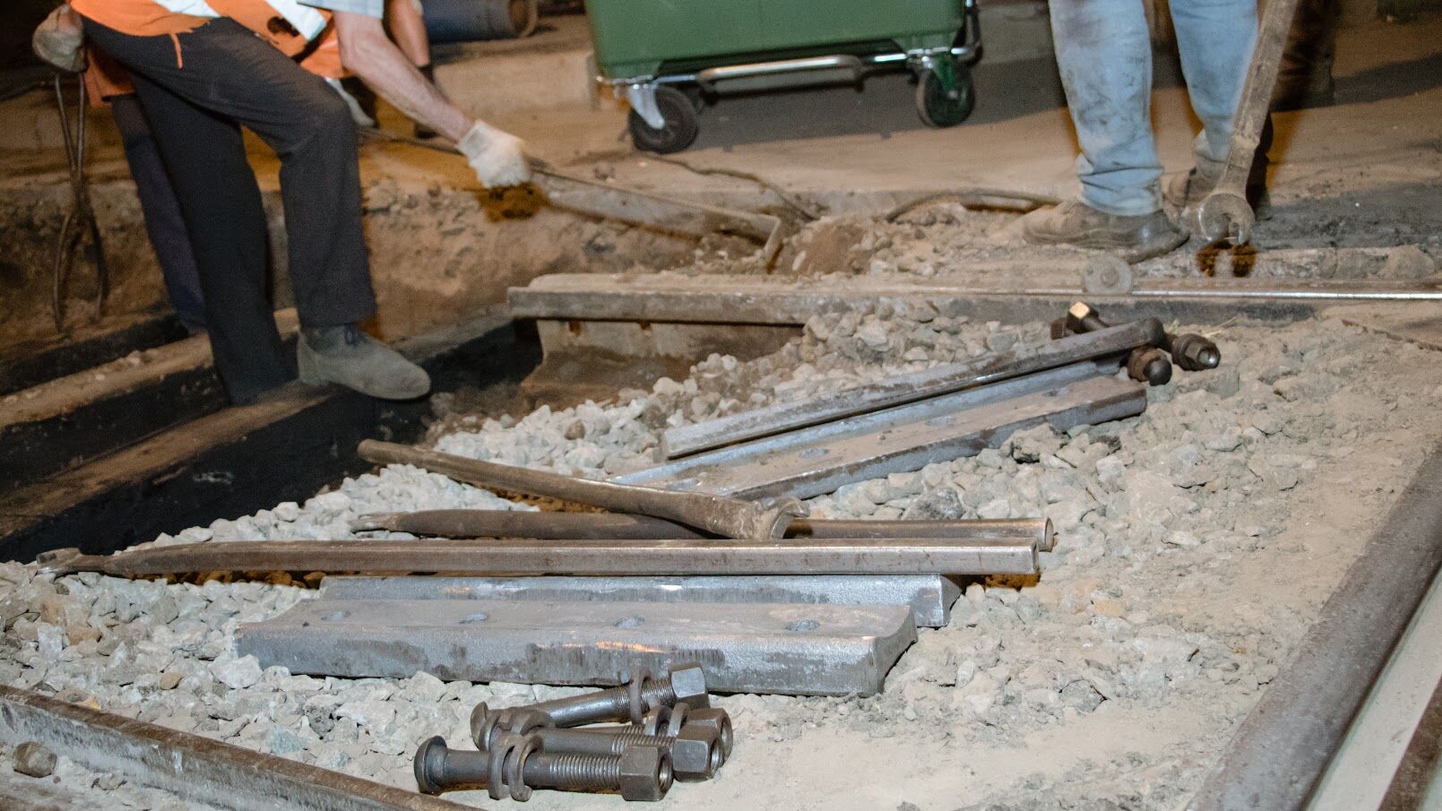 Якісно і зручно для містян: у Дніпрі дороги і трамвайні колії ремонтують уночі