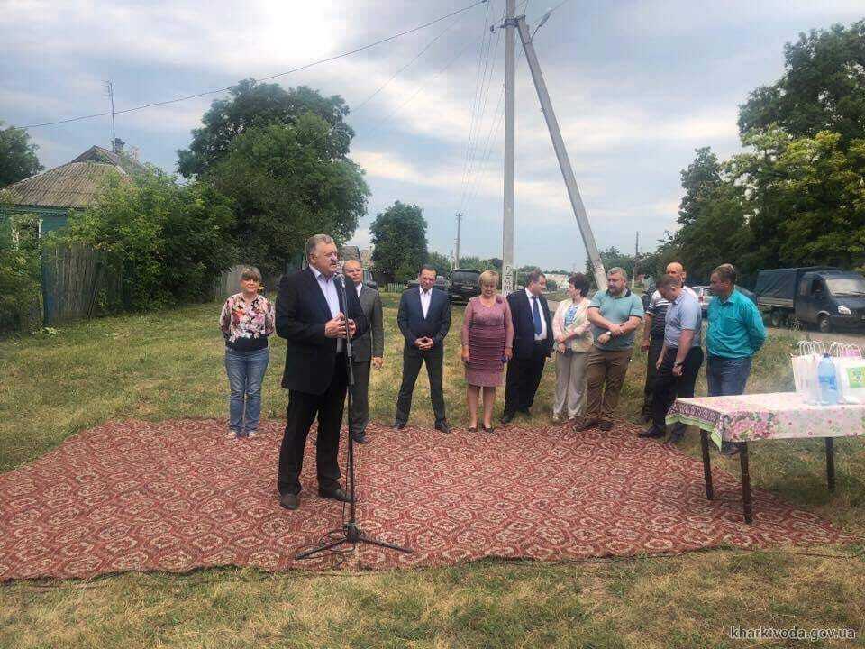 "Совок не убиваем!" Харьковский чиновник отличился ковром посреди села