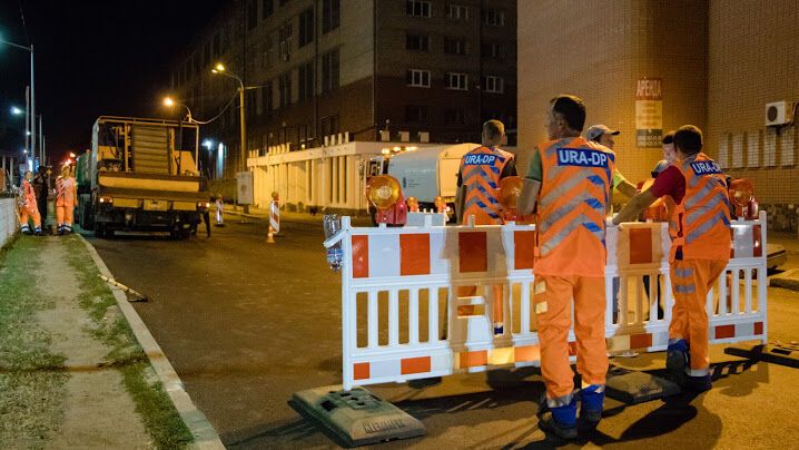 Якісно і зручно для містян: у Дніпрі дороги і трамвайні колії ремонтують уночі