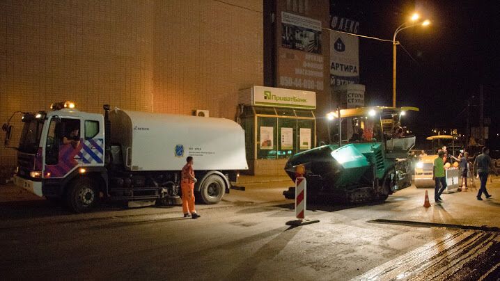 Якісно і зручно для містян: у Дніпрі дороги і трамвайні колії ремонтують уночі