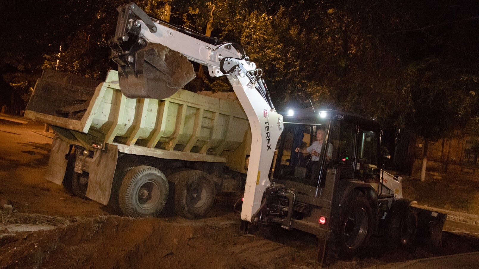 Якісно і зручно для містян: у Дніпрі дороги і трамвайні колії ремонтують уночі