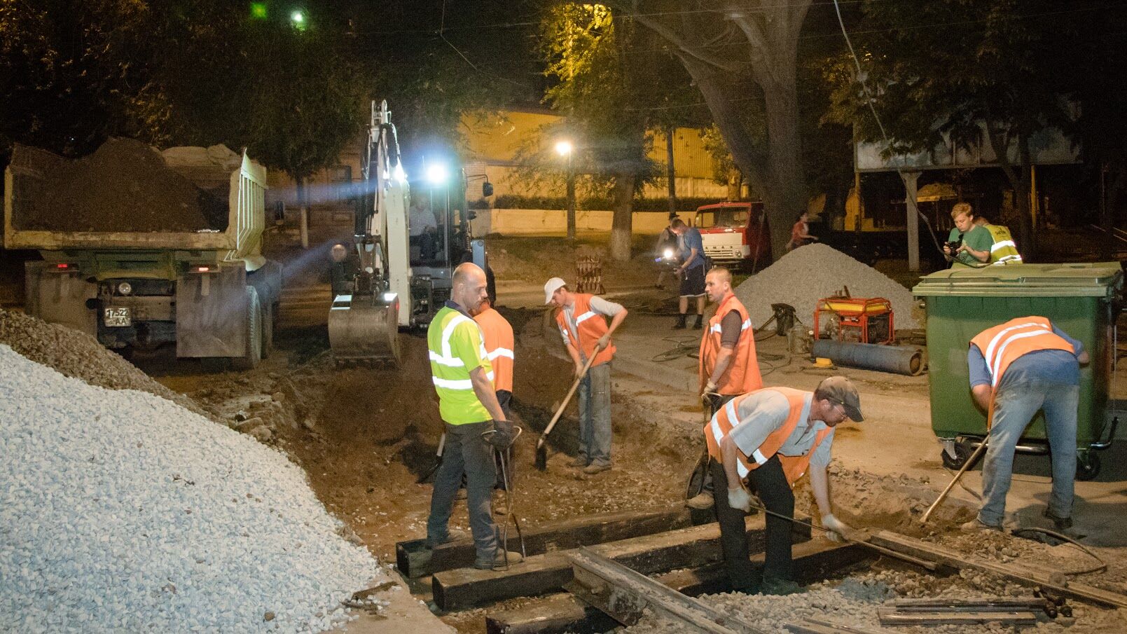 Якісно і зручно для містян: у Дніпрі дороги і трамвайні колії ремонтують уночі