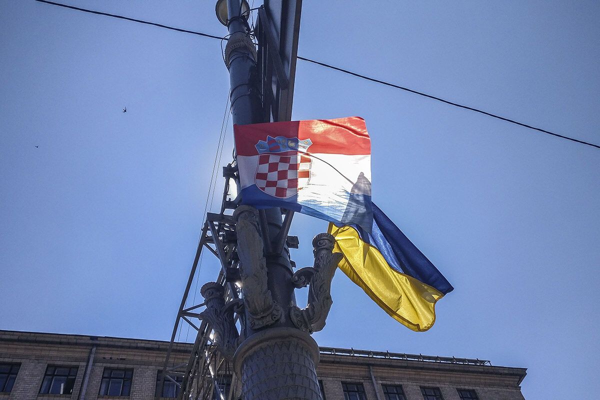 У центрі Києва вивісили прапори Хорватії. Фотофакт