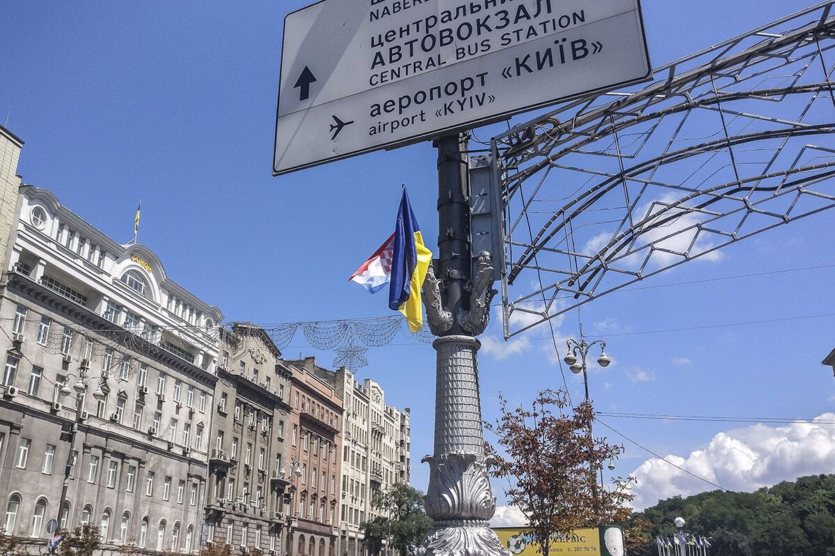 У центрі Києва вивісили прапори Хорватії. Фотофакт