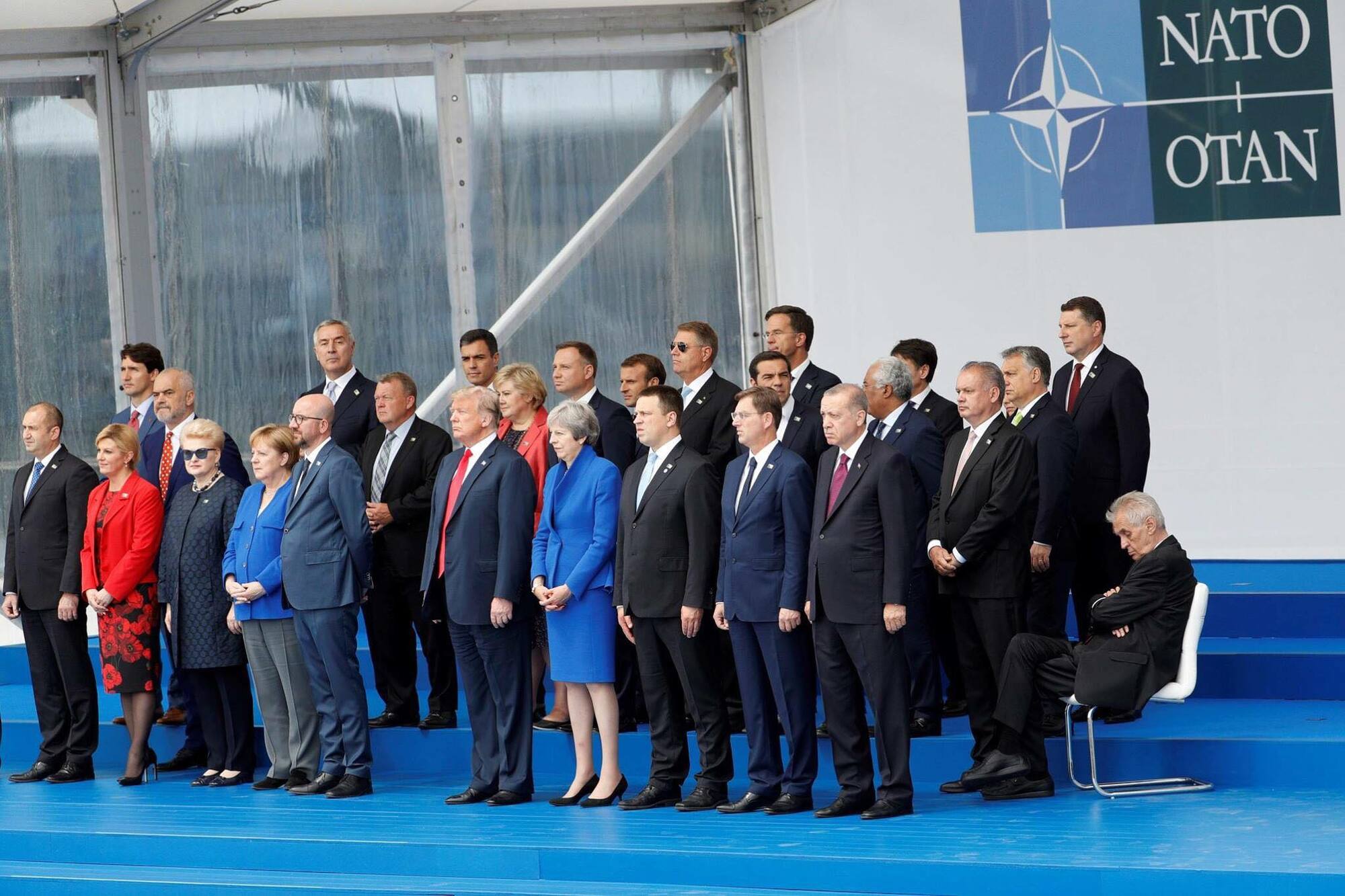 "Отряд не заметил потери бойца": фотограф подловил спящего на саммите НАТО друга Путина