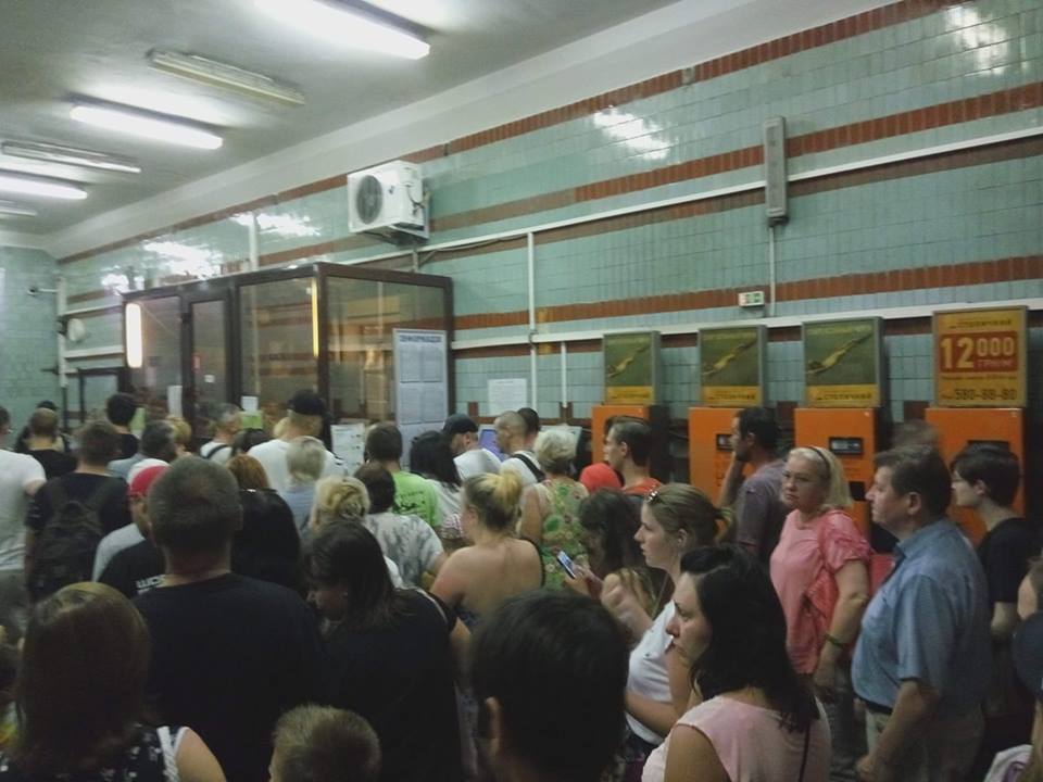 Станция метро "Дарница"