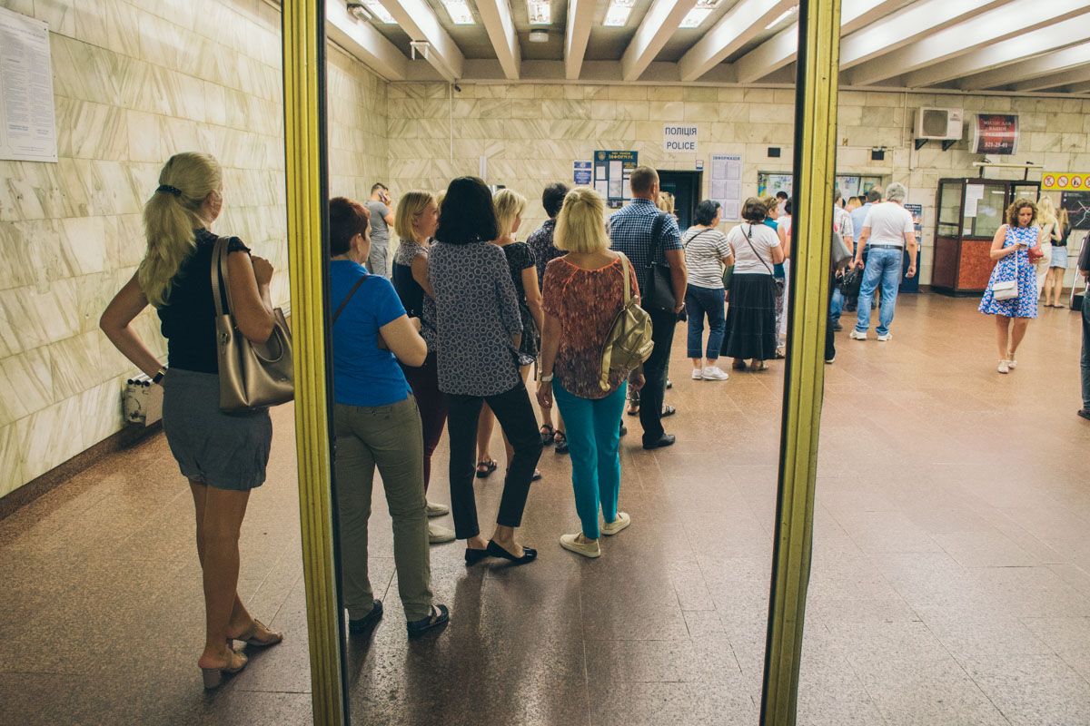 Подорожчання проїзду в Києві спричинило "колапс" біля кас в метро