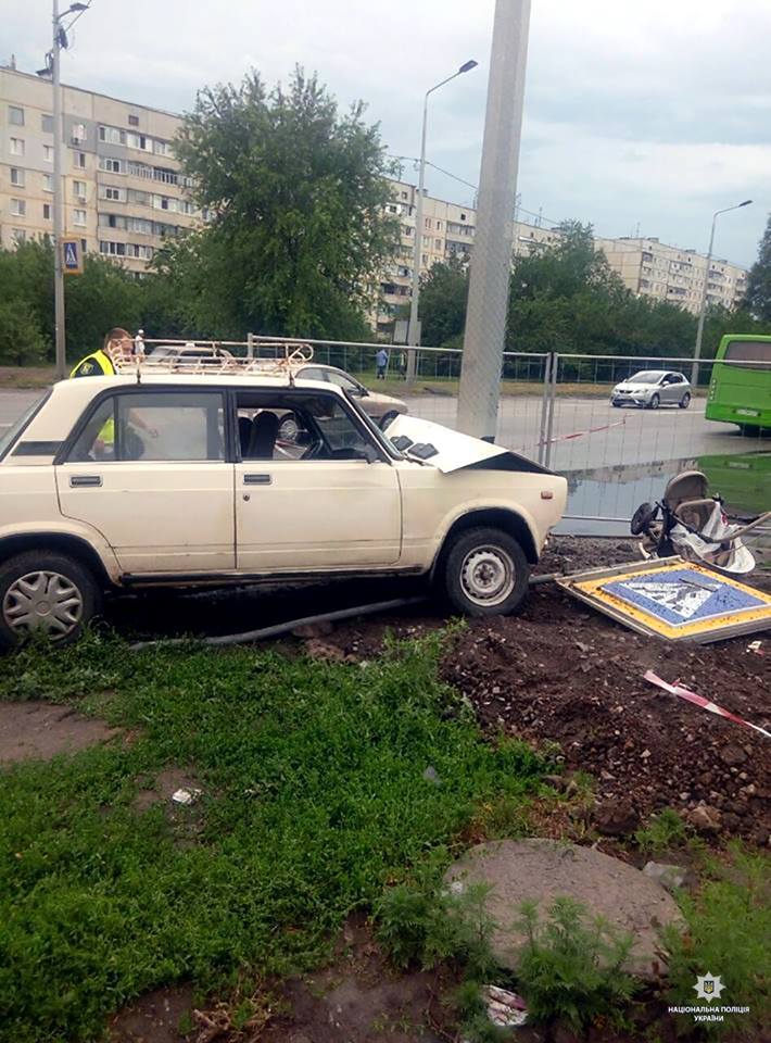 В Харькове авто сбило коляску с младенцем