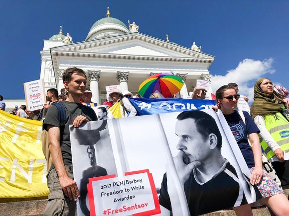 "Слава Україні!" У Гельсінкі спалахнули протести через зустріч Трампа з Путіним