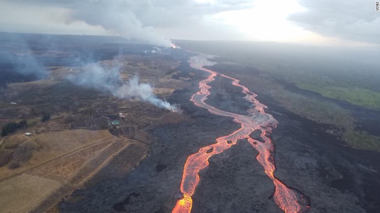 Ад на воде: на Гавайях вулкан создал новый огненный остров. Удивительные фото