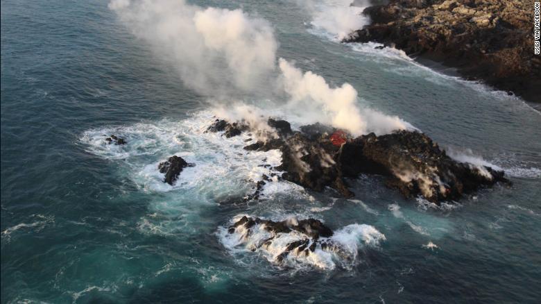 Ад на воде: на Гавайях вулкан создал новый огненный остров. Удивительные фото