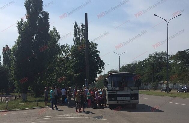 В Запорожской области Range Rover на "евробляхах" врезался в автобус, полный людей (ВИДЕО)