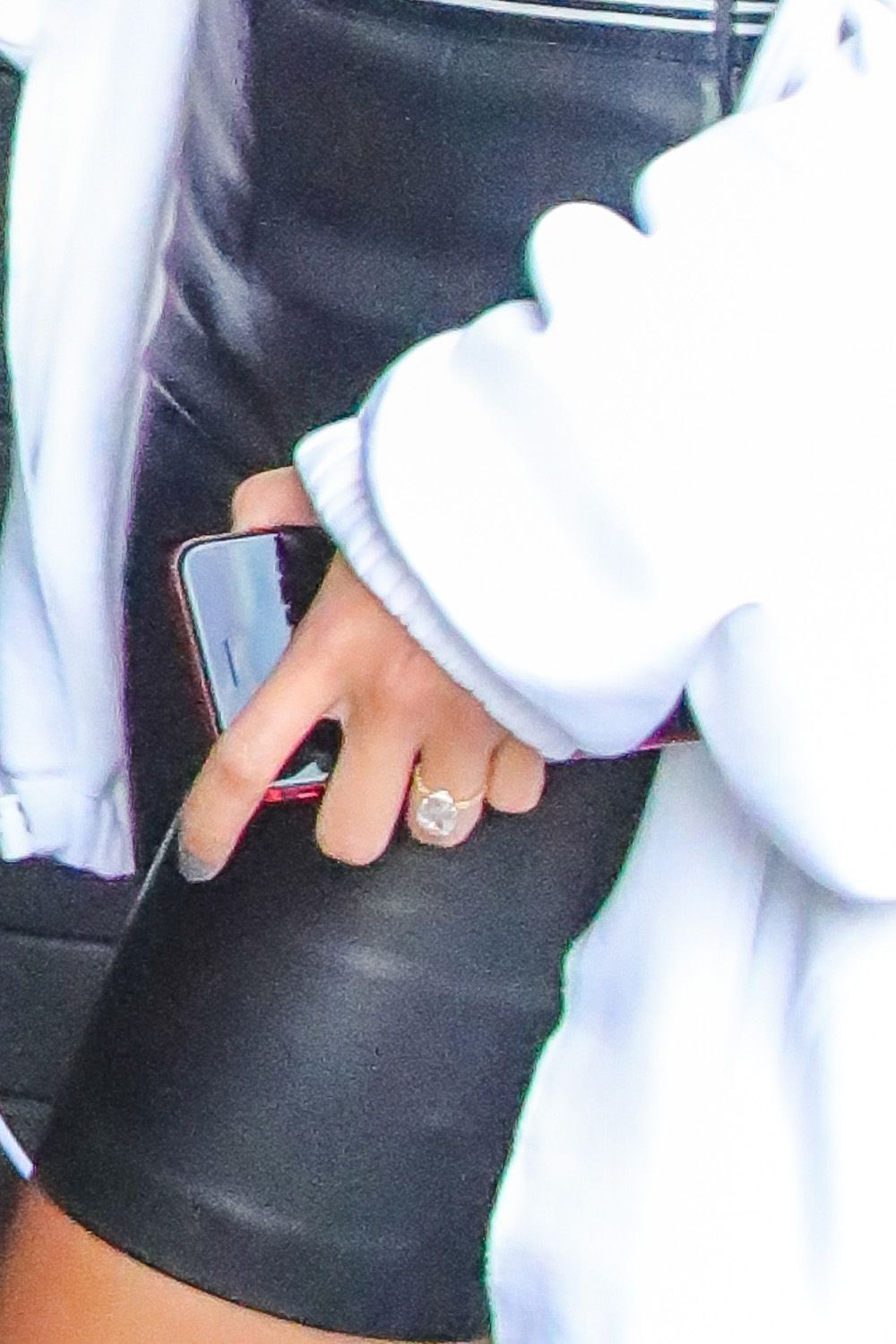 Невеста Джастина Бибера засветила дорогущее обручальное кольцо 
