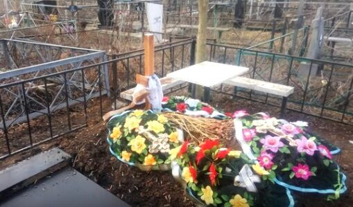  "Стали ненавидеть!" Разъяренные жители Донбасса разгромили десятки могил террористов