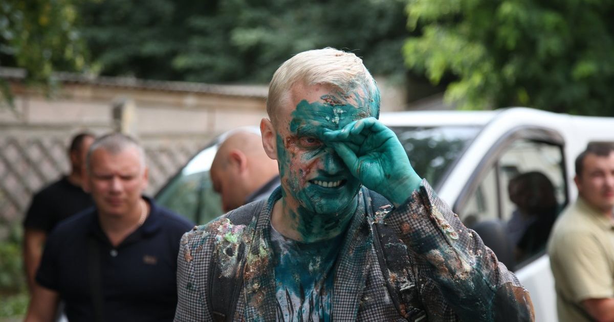 Страсти по Холодницкому: Шабунина облили зеленкой на митинге Кивы