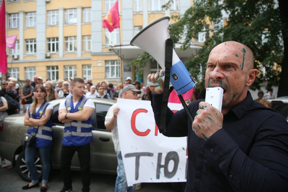 Пристрасті за Холодницьким: Шабуніна облили зеленкою на мітингу Ківи