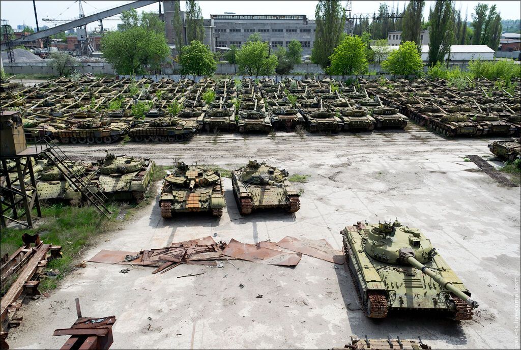 Поки йде війна: хто залишив "секретну" військову базу в Україні без охорони