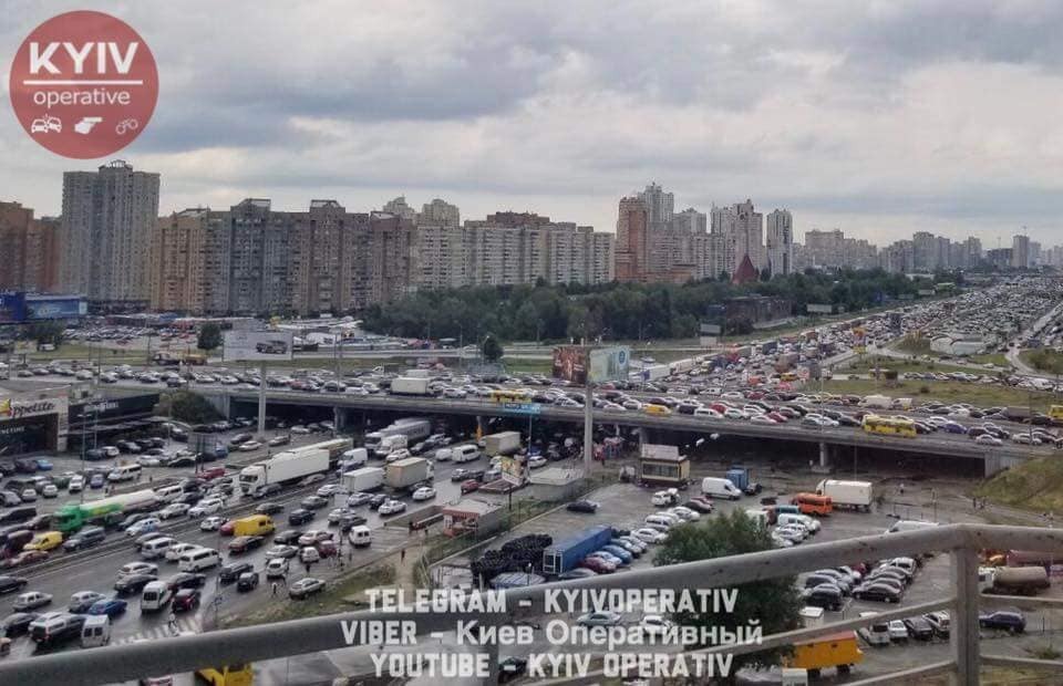 "Це ми такі бідні?" У мережі шоковані лютим затором у Києві