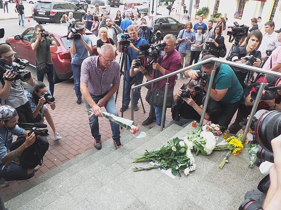 "Від убивць не буде покаяння": у Києві зворушливо вшанували жертв малайзійського "Боїнга"