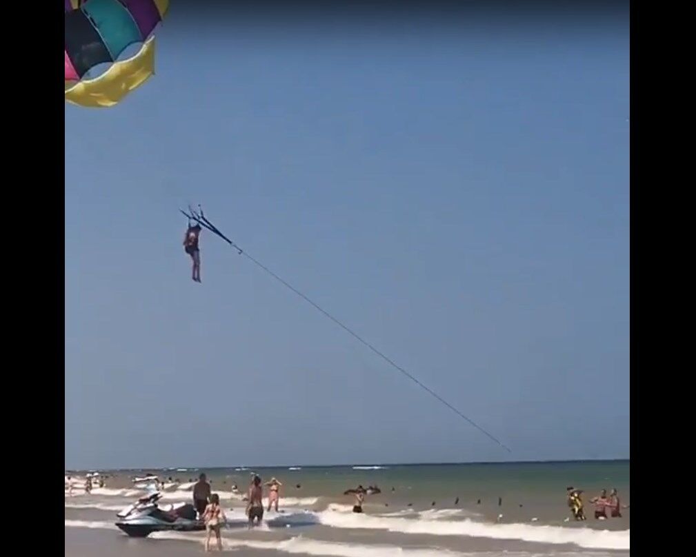В Кирилловке девушку на парашюте едва не унесло ветром в море (ВИДЕО)