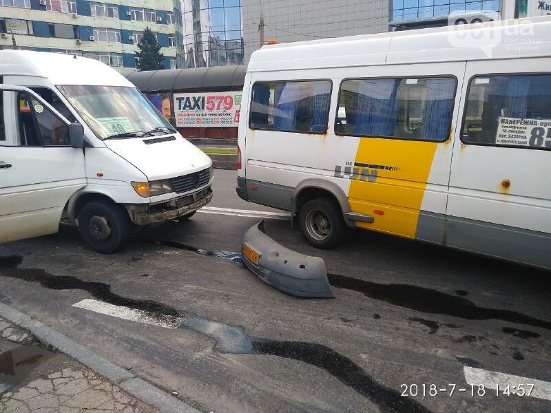 В Запорожье посреди проспекта столкнулись две маршрутки