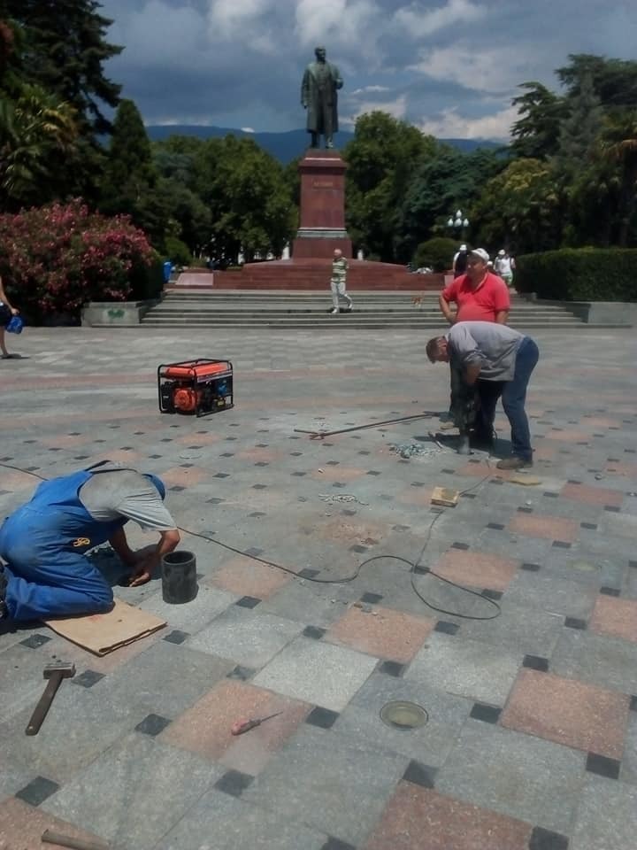 "Розбивають молотками": в мережі розповіли про вандалізм у Ялті