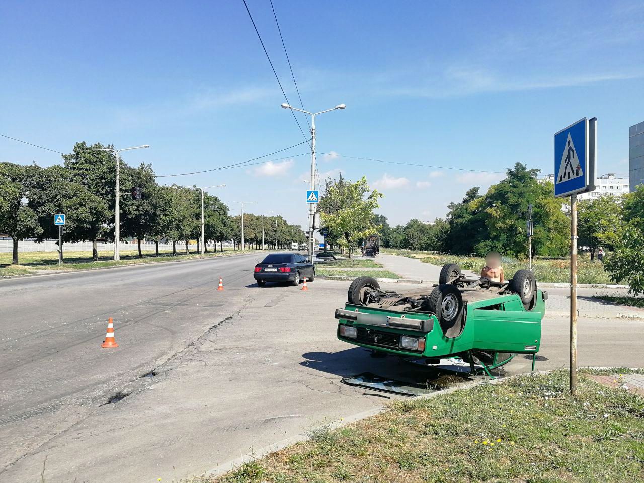 В Запорожье "Ауди" ударила и опрокинула вверх дном "Жигули" (ФОТО)