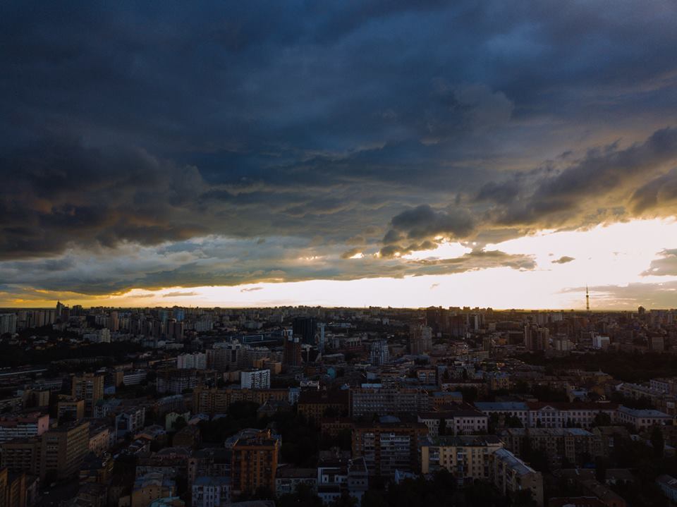 Захід в Києві з висоти: опубліковані неймовірні фото