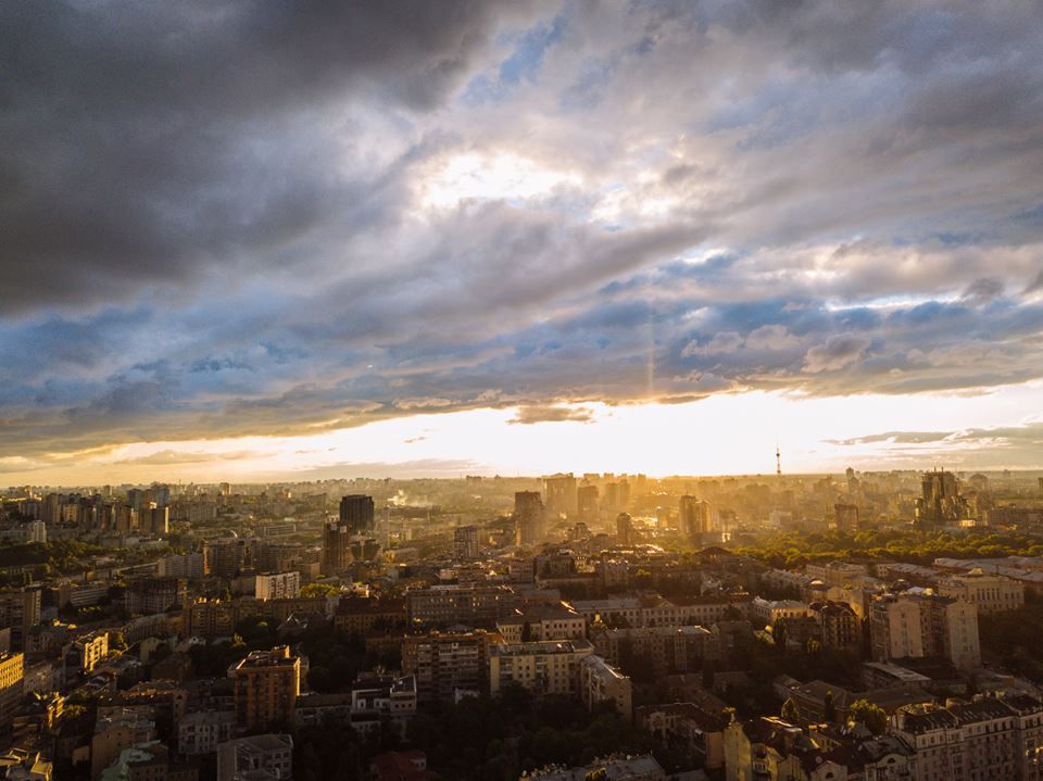 Захід в Києві з висоти: опубліковані неймовірні фото