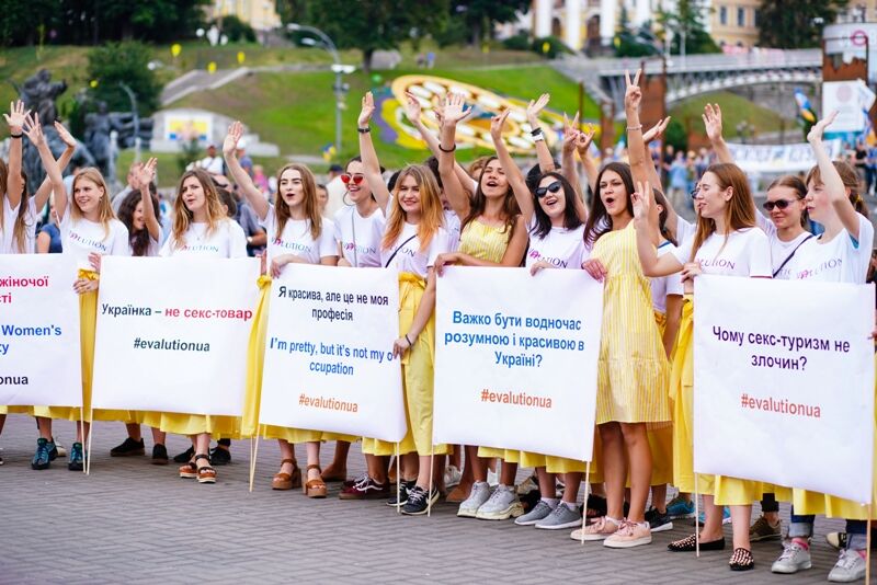 В Україні оголосили жіночу революцію: що це означає