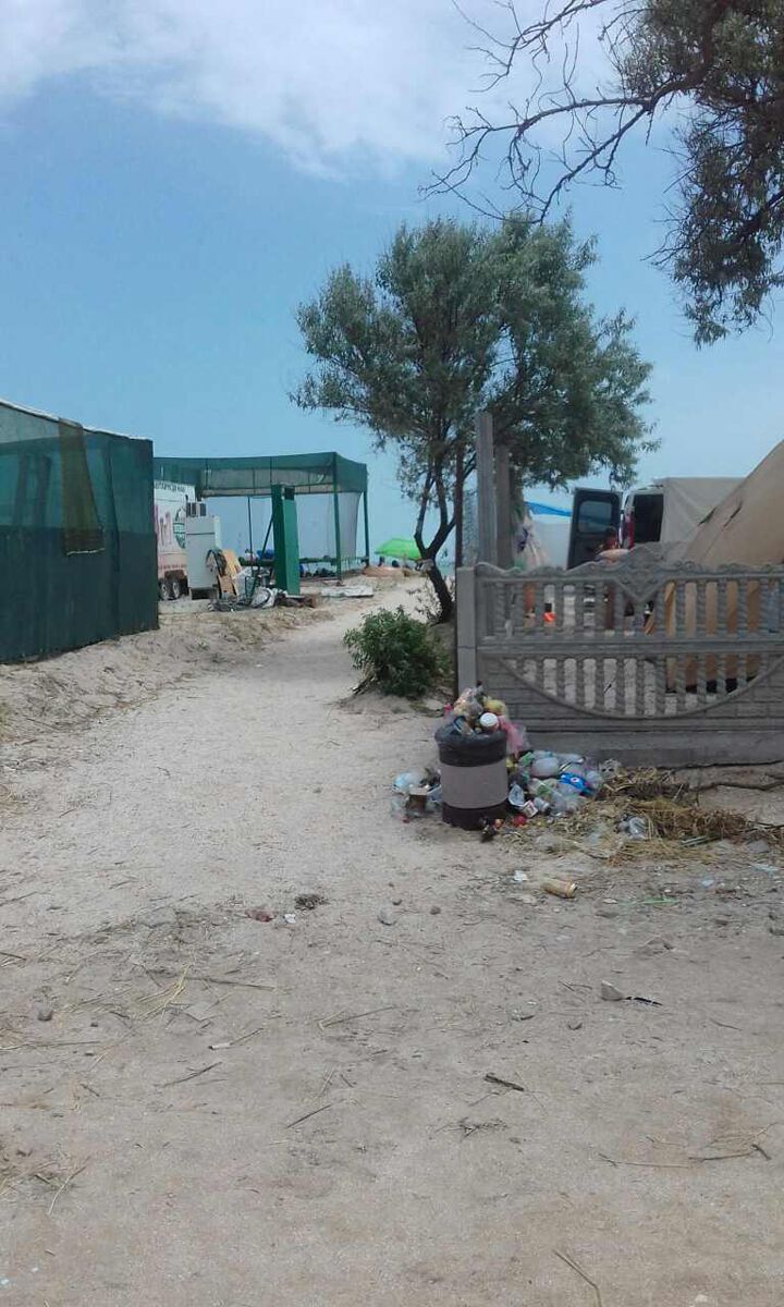 Курорти Азовського моря завалило сміттям: фото