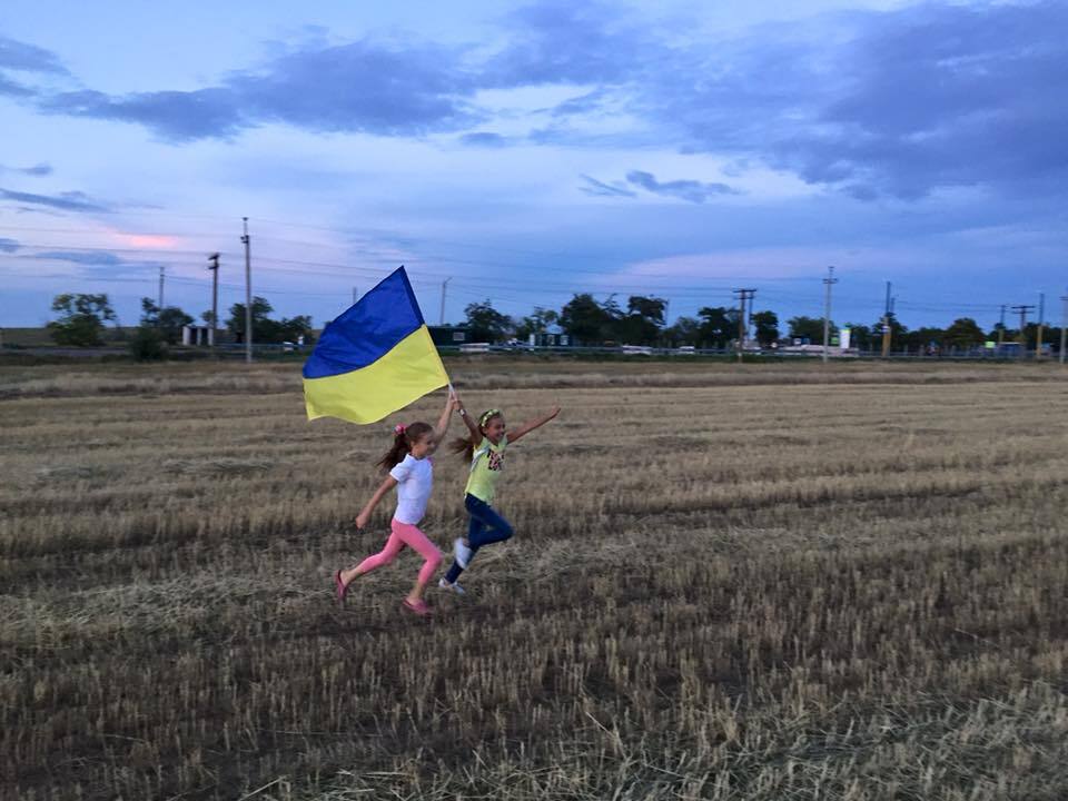 "Для украденной земли": "Бумбокс" восхитил украинцев акцией рядом с Крымом