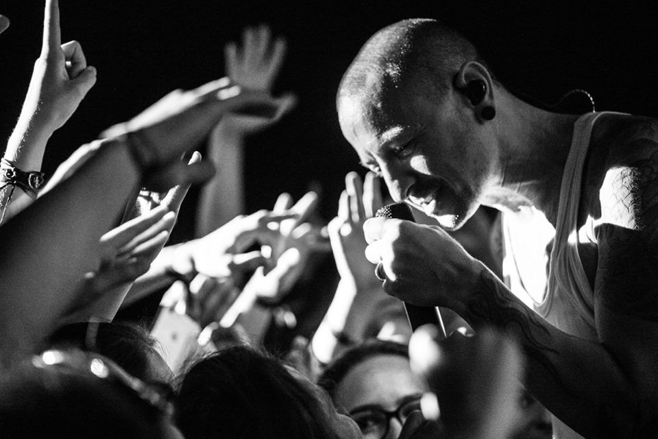 "Скучаем больше, чем выразят слова": Linkin Park о годовщине смерти лидера
