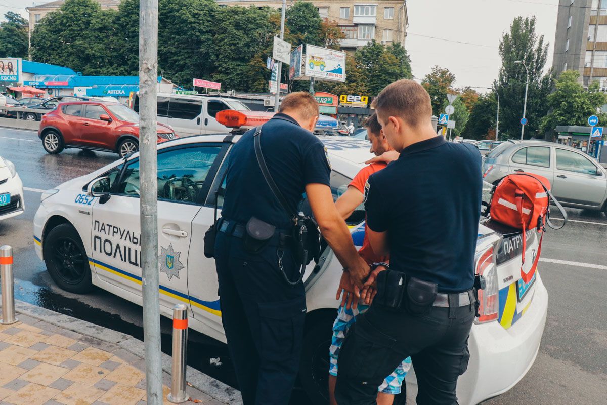 "Ніж, як мачете": у Києві біля метро підрізали хлопця