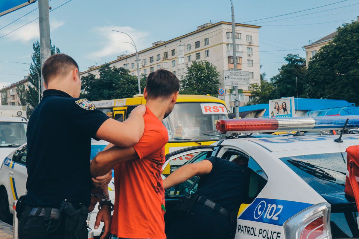 "Ніж, як мачете": у Києві біля метро підрізали хлопця