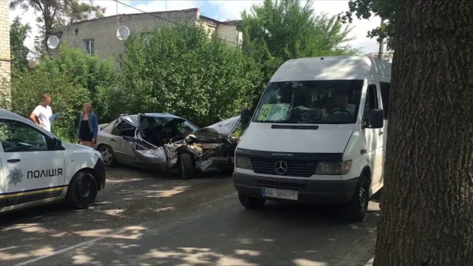 Під Києвом п'яний на "Мерседесі" протаранив автобус із пасажирами. Фото з місця ДТП