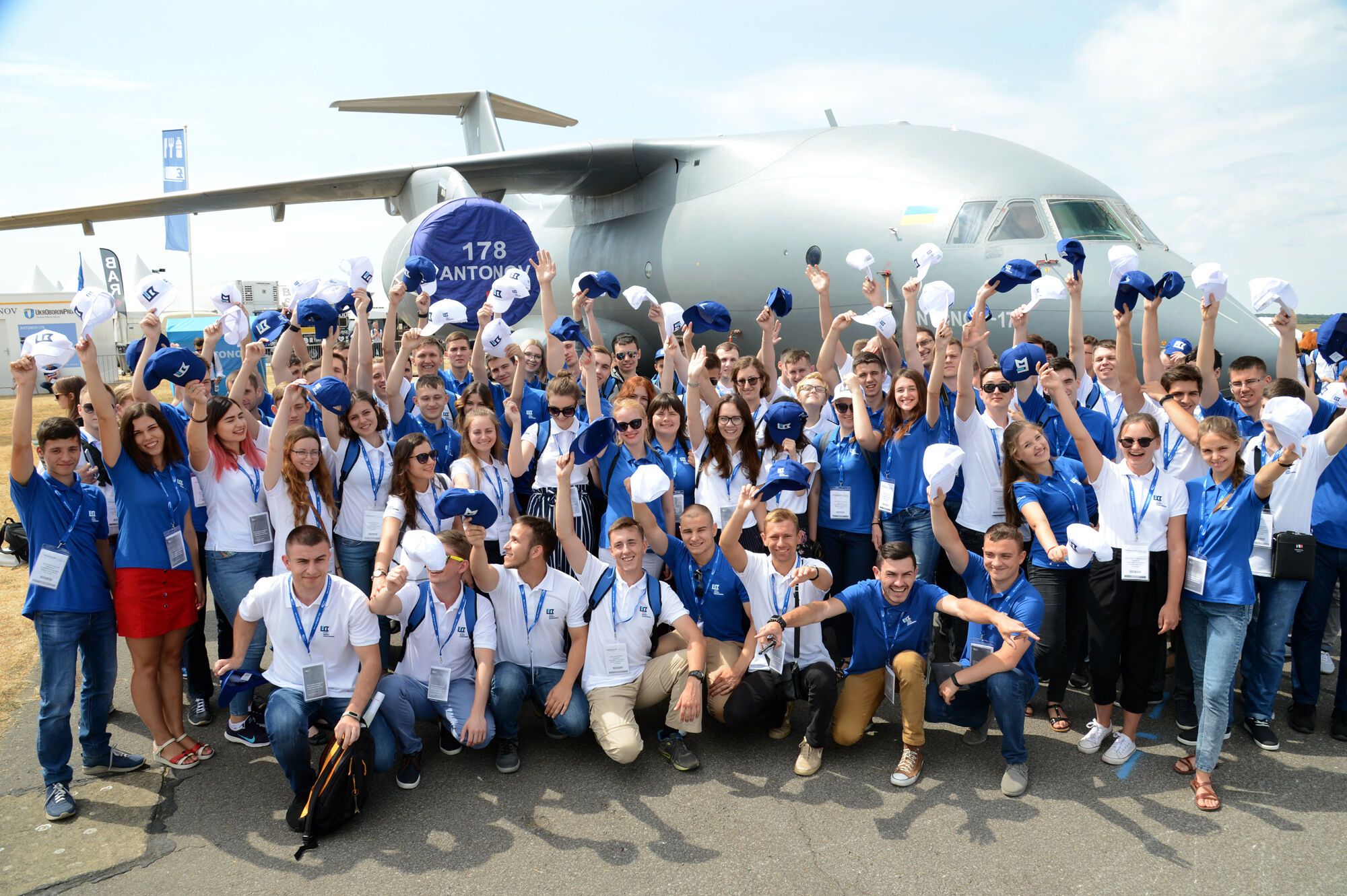"Мы гордимся нашей страной!" Лучшие студенты Украины посетили крупнейший авиасалон Фарнборо