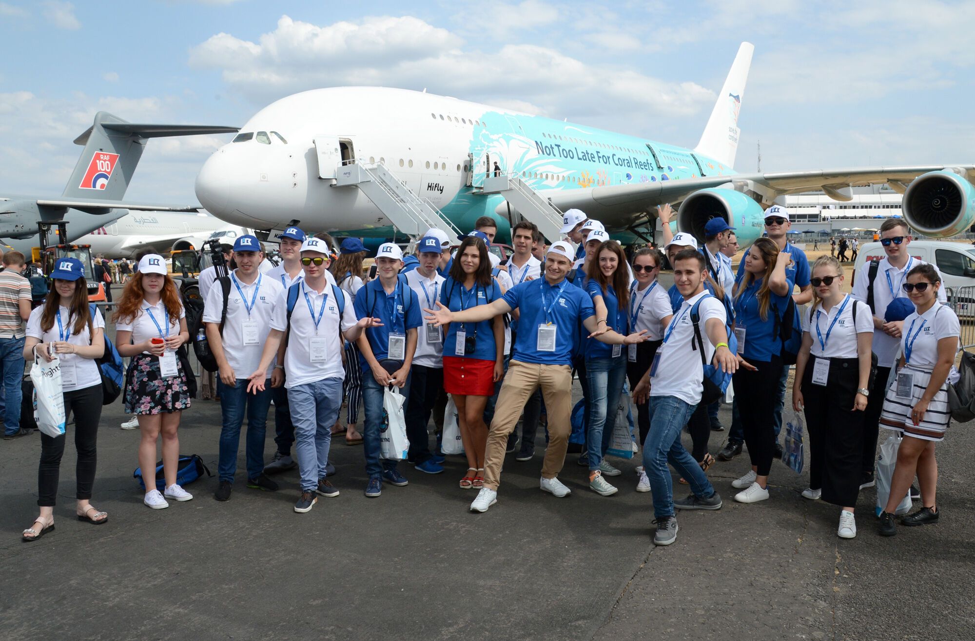 "Мы гордимся нашей страной!" Лучшие студенты Украины посетили крупнейший авиасалон Фарнборо