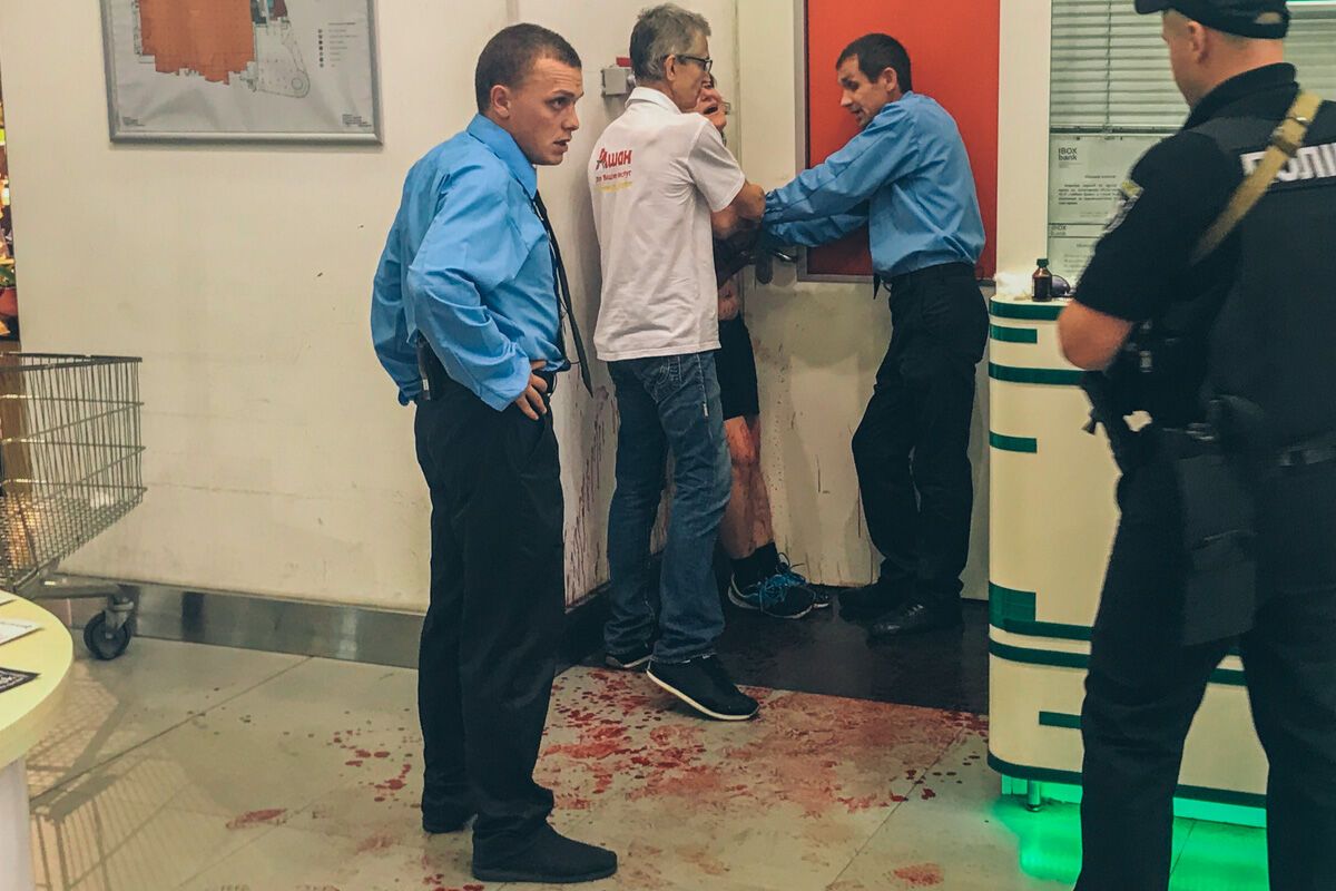 В ТЦ Киева женщина порезала себе вены