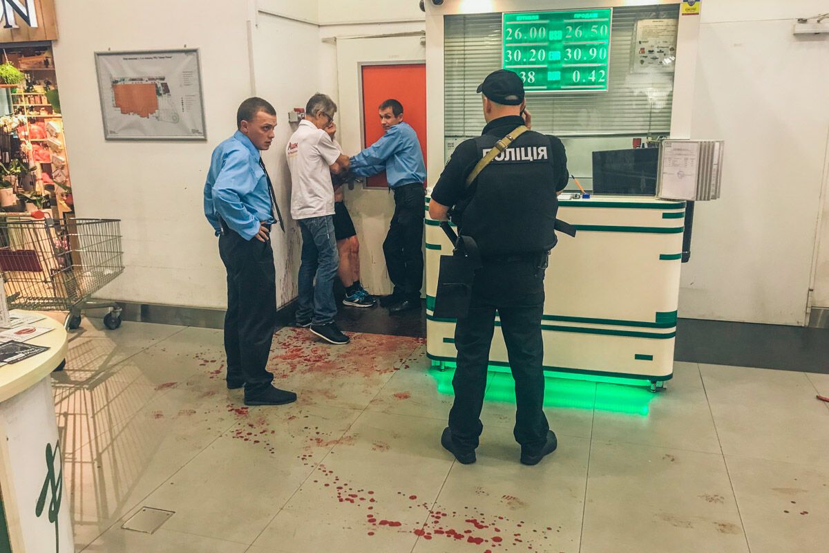 В киевском ТЦ средь бела дня женщина порезала себе вены