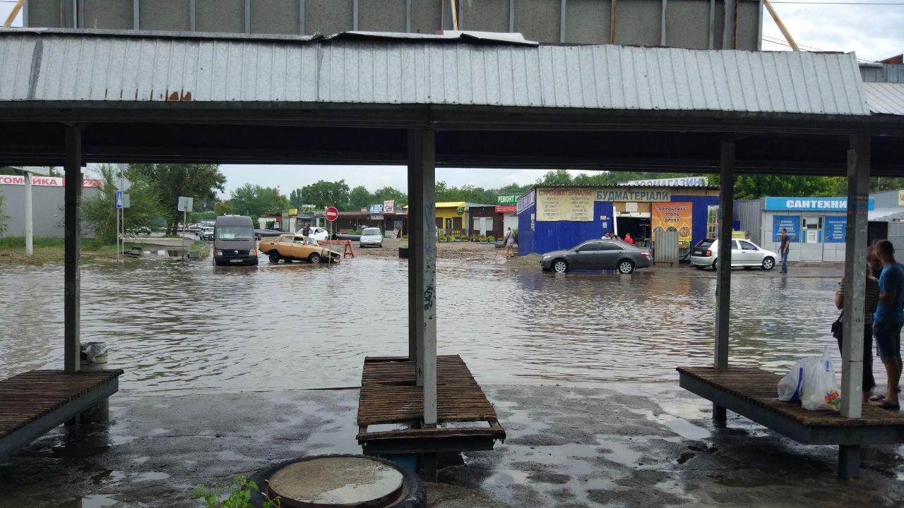 Дніпро затопило потужною зливою: фото і відео наслідків
