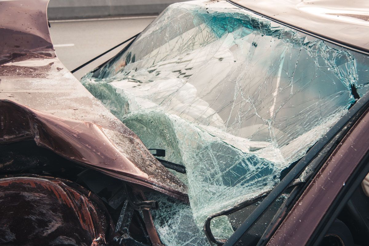Вивернуло навиворіт: у Києві авто на єврономерах потрапило у безглузде ДТП
