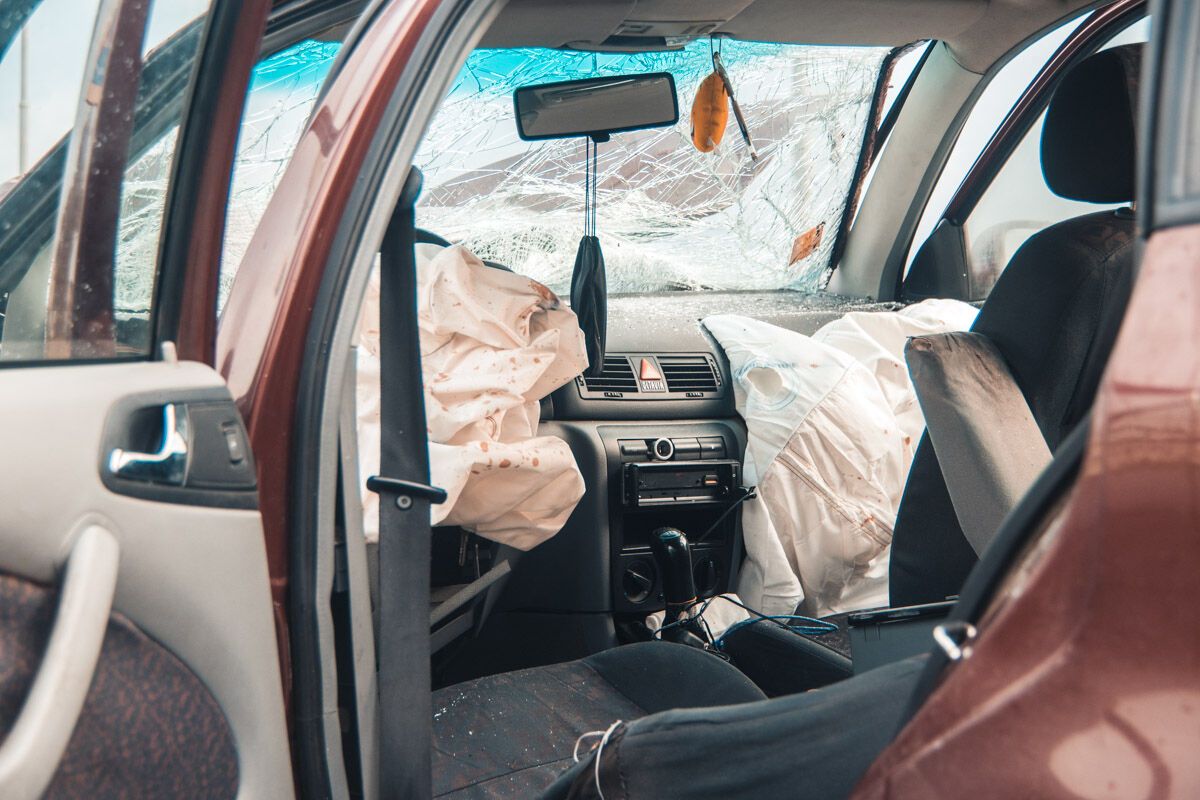 Вивернуло навиворіт: у Києві авто на єврономерах потрапило у безглузде ДТП